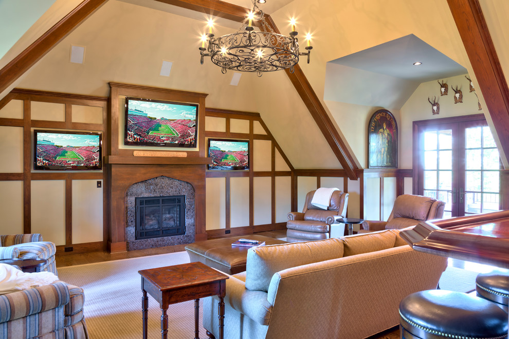 Cette image montre une salle de séjour traditionnelle avec un mur beige, une cheminée standard et un téléviseur fixé au mur.