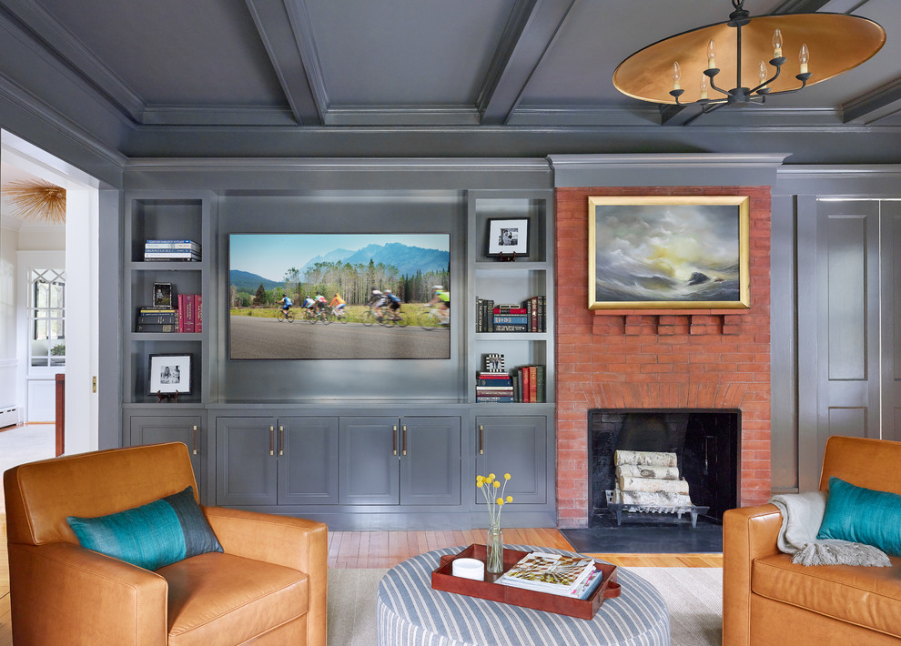 Пример оригинального дизайна: большая изолированная гостиная комната в классическом стиле с синими стенами, паркетным полом среднего тона, стандартным камином, фасадом камина из кирпича, мультимедийным центром и коричневым полом