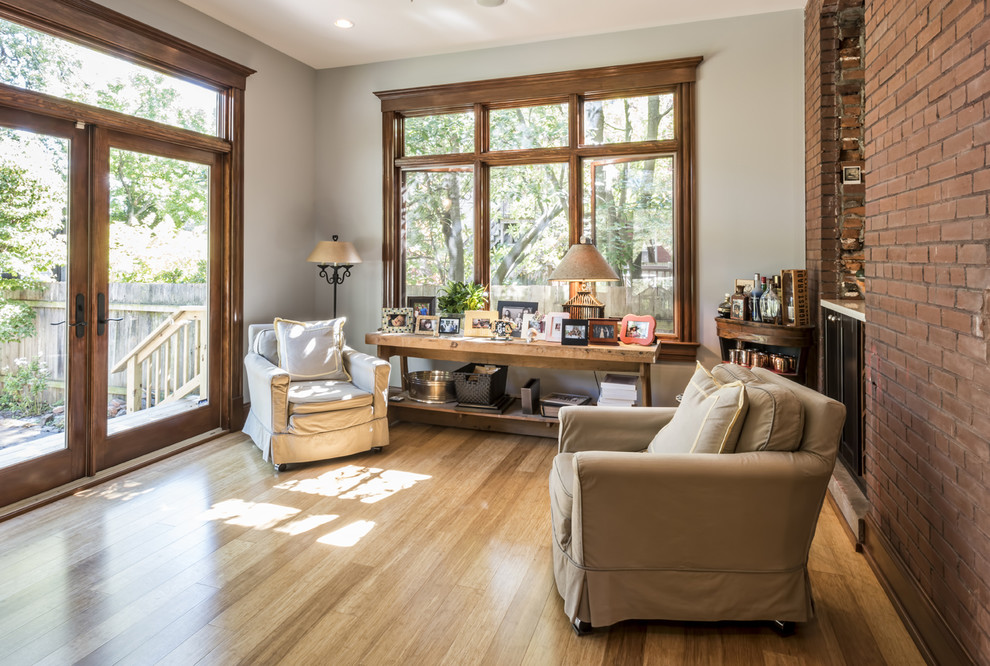 Ejemplo de sala de estar tradicional renovada de tamaño medio con paredes grises y suelo de bambú