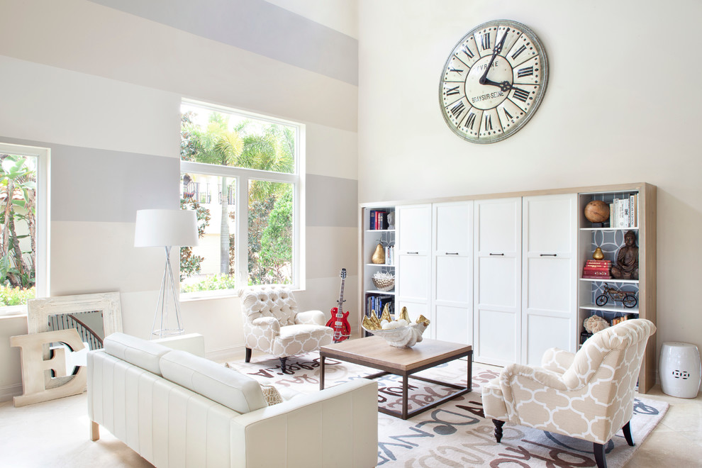 Großes, Offenes Klassisches Wohnzimmer ohne Kamin mit beiger Wandfarbe und verstecktem TV in Miami
