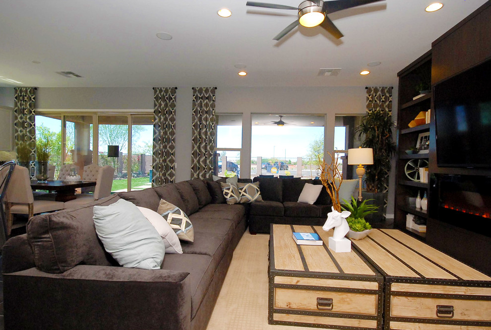 Diseño de sala de estar abierta contemporánea con paredes grises, suelo de madera oscura, chimeneas suspendidas y pared multimedia