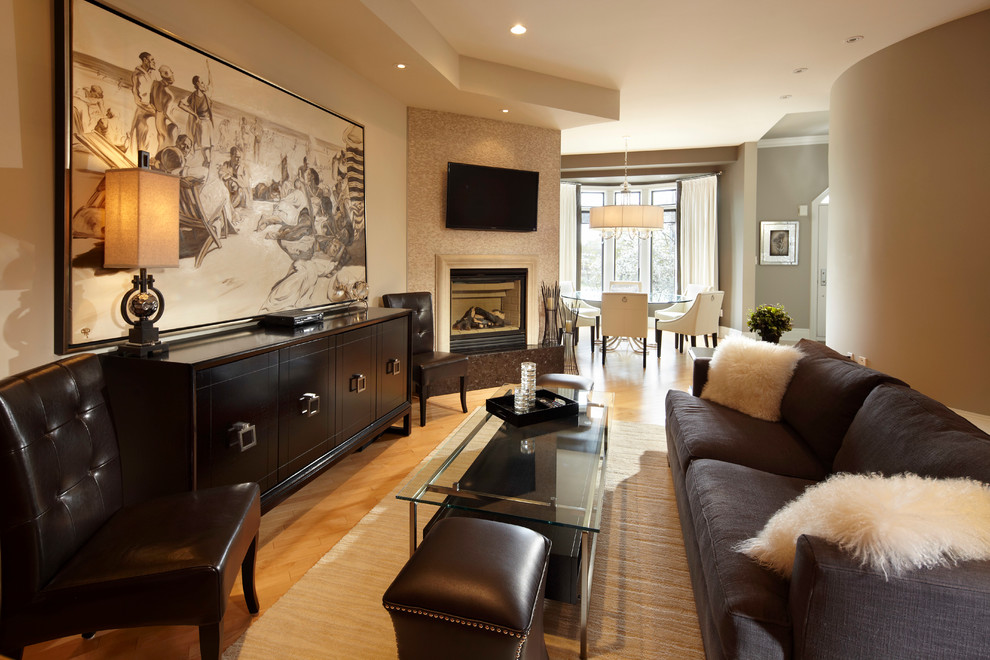 Offenes, Großes Klassisches Wohnzimmer mit beiger Wandfarbe, Kamin, TV-Wand, hellem Holzboden und gefliester Kaminumrandung in Toronto