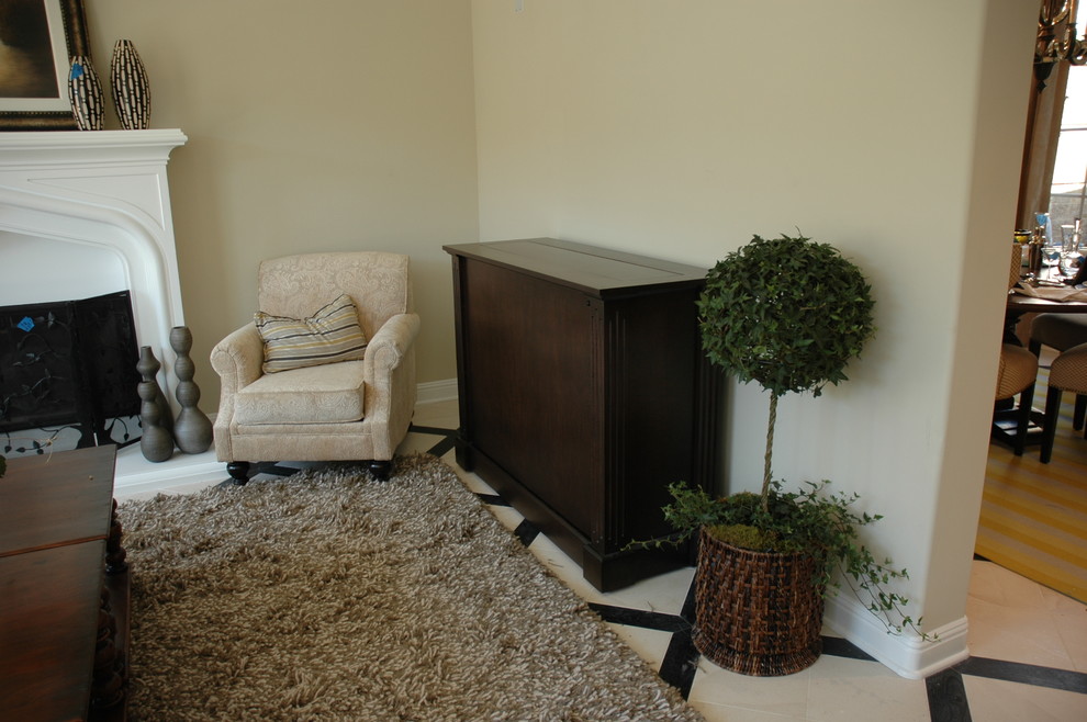На фото: гостиная комната среднего размера в классическом стиле с скрытым телевизором с
