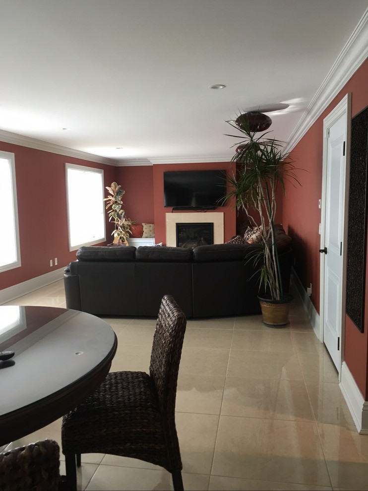 Пример оригинального дизайна: изолированная гостиная комната среднего размера в стиле неоклассика (современная классика) с красными стенами, полом из керамогранита, стандартным камином, фасадом камина из плитки, телевизором на стене и бежевым полом