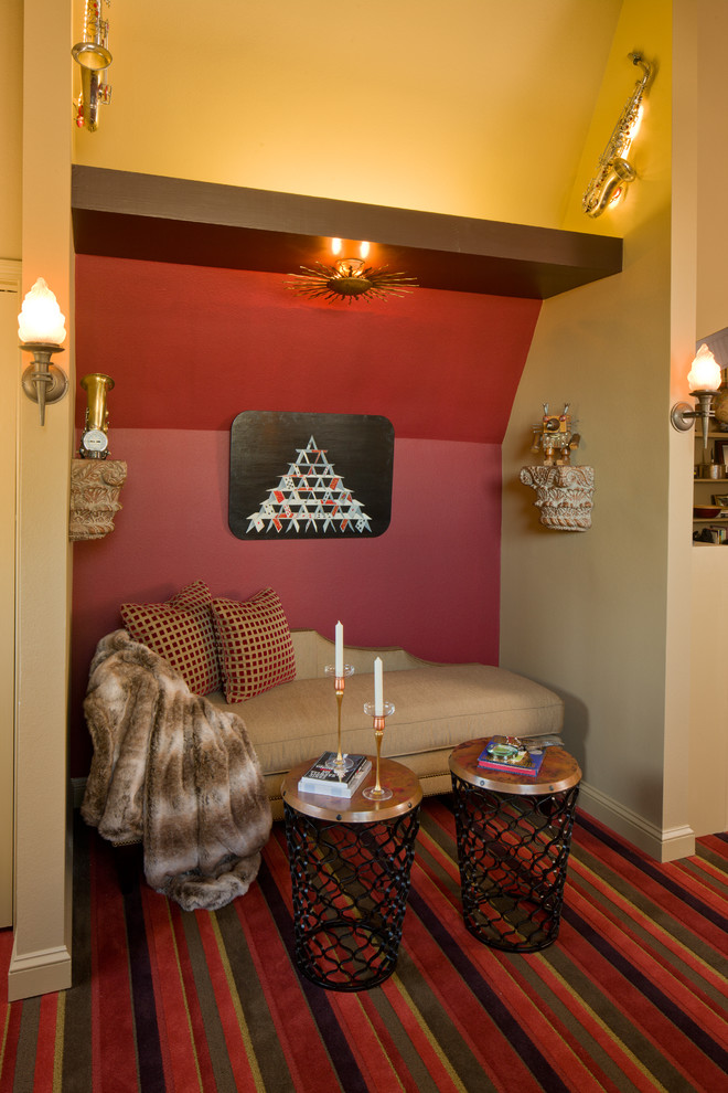 Свежая идея для дизайна: гостиная комната в классическом стиле с красными стенами и ковровым покрытием без камина - отличное фото интерьера