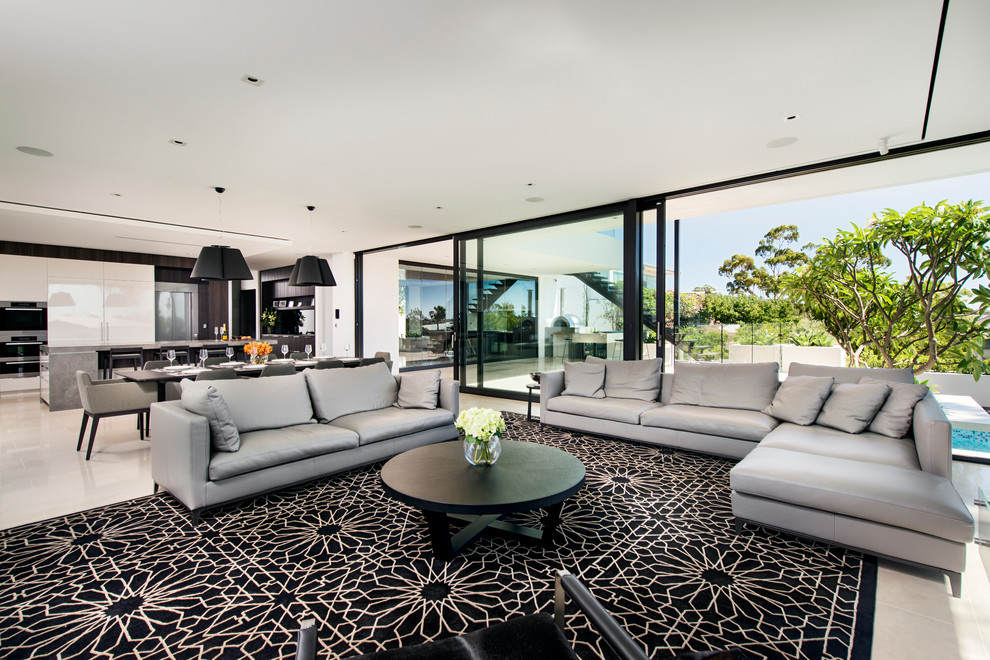 Geräumiges, Offenes Modernes Wohnzimmer mit weißer Wandfarbe, Kalkstein und Multimediawand in Perth