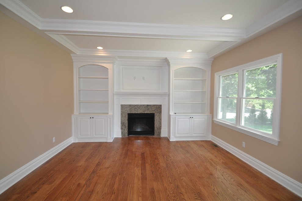 Shabby-Chic Wohnzimmer mit beiger Wandfarbe, braunem Holzboden, Kamin, Kaminumrandung aus Holz und TV-Wand in New York