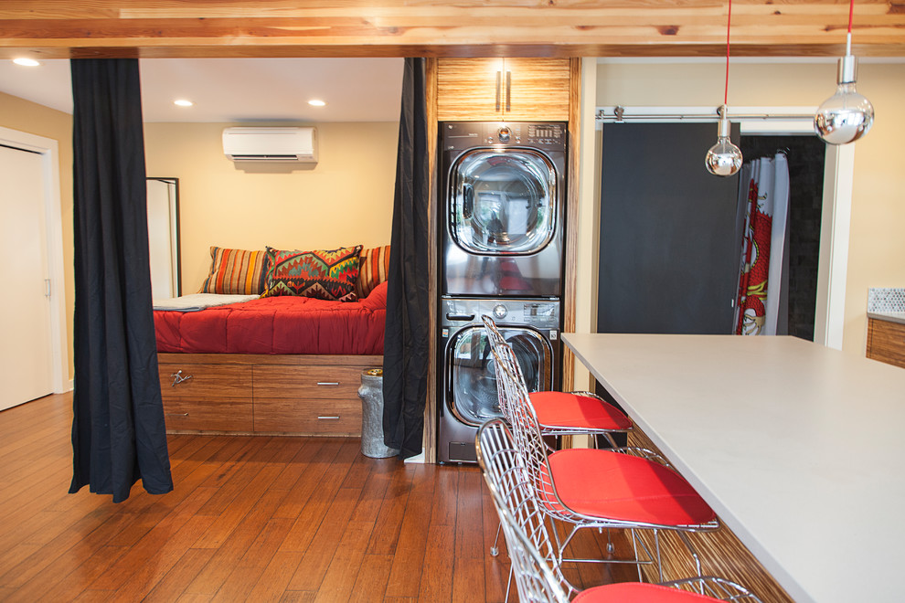 Пример оригинального дизайна: маленькая двухуровневая гостиная комната в современном стиле с бежевыми стенами и полом из бамбука для на участке и в саду