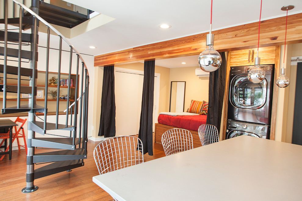 Idee per un piccolo soggiorno minimal stile loft con pareti beige e pavimento in bambù