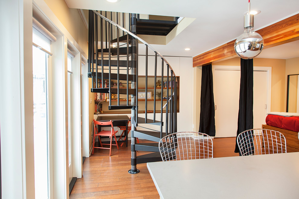 Kleines Modernes Wohnzimmer im Loft-Stil mit beiger Wandfarbe und Bambusparkett in Portland