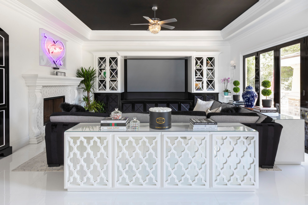 Idee per un soggiorno classico aperto con pareti bianche, TV a parete, pavimento bianco e soffitto ribassato
