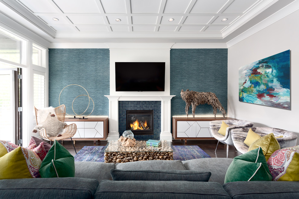 Mittelgroßes Klassisches Wohnzimmer mit grauer Wandfarbe, Kamin, gefliester Kaminumrandung, TV-Wand und dunklem Holzboden in Vancouver