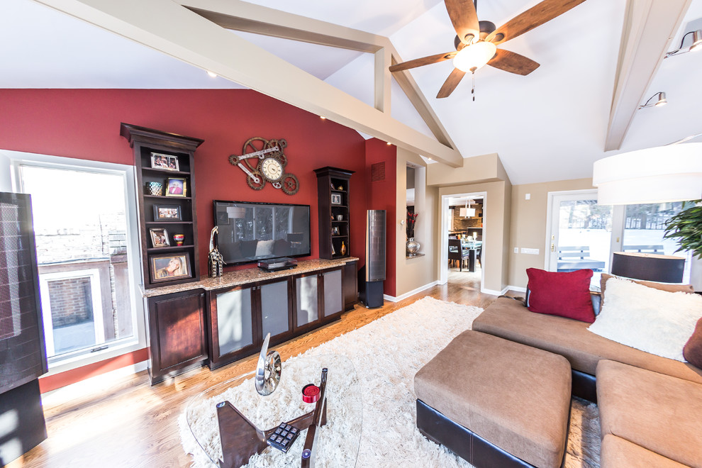 Imagen de sala de estar con rincón musical abierta clásica renovada grande con paredes rojas, suelo de madera en tonos medios, pared multimedia y suelo multicolor