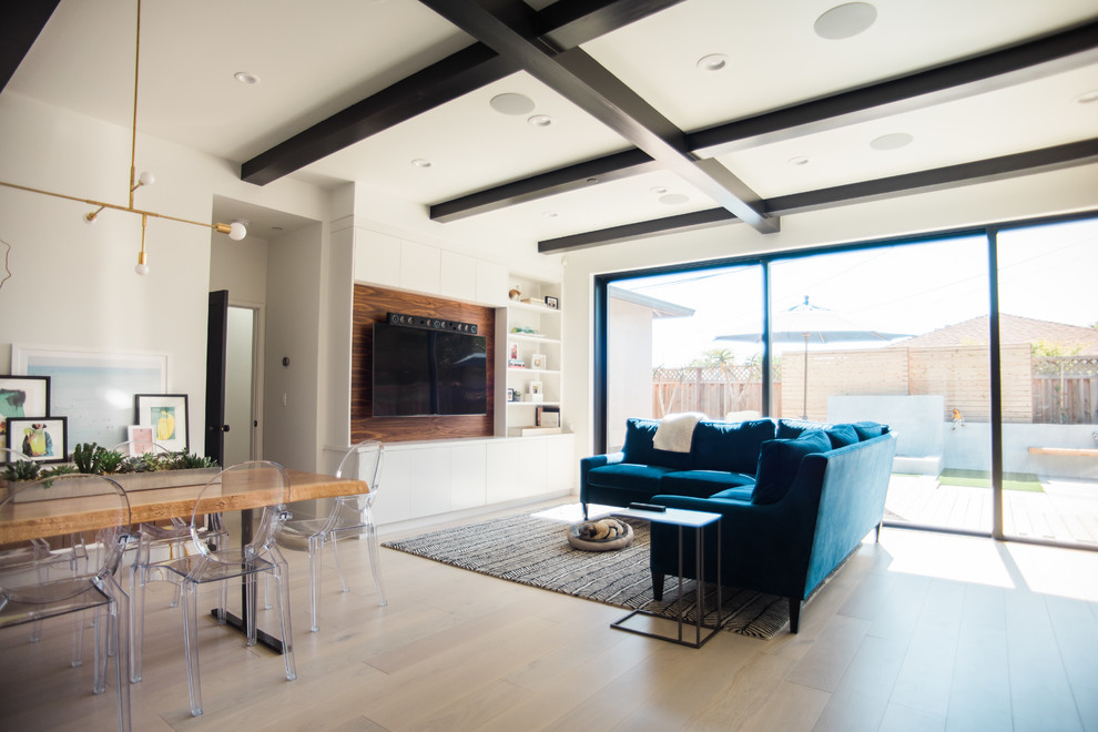 Mittelgroßes, Offenes Klassisches Wohnzimmer mit weißer Wandfarbe, hellem Holzboden und TV-Wand in San Francisco