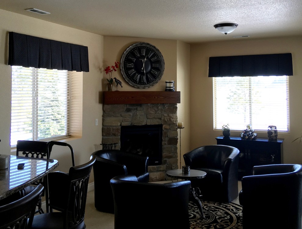 Mittelgroßes, Fernseherloses, Offenes Klassisches Wohnzimmer mit Hausbar, gelber Wandfarbe, Teppichboden, Kamin und Kaminumrandung aus Stein in Denver