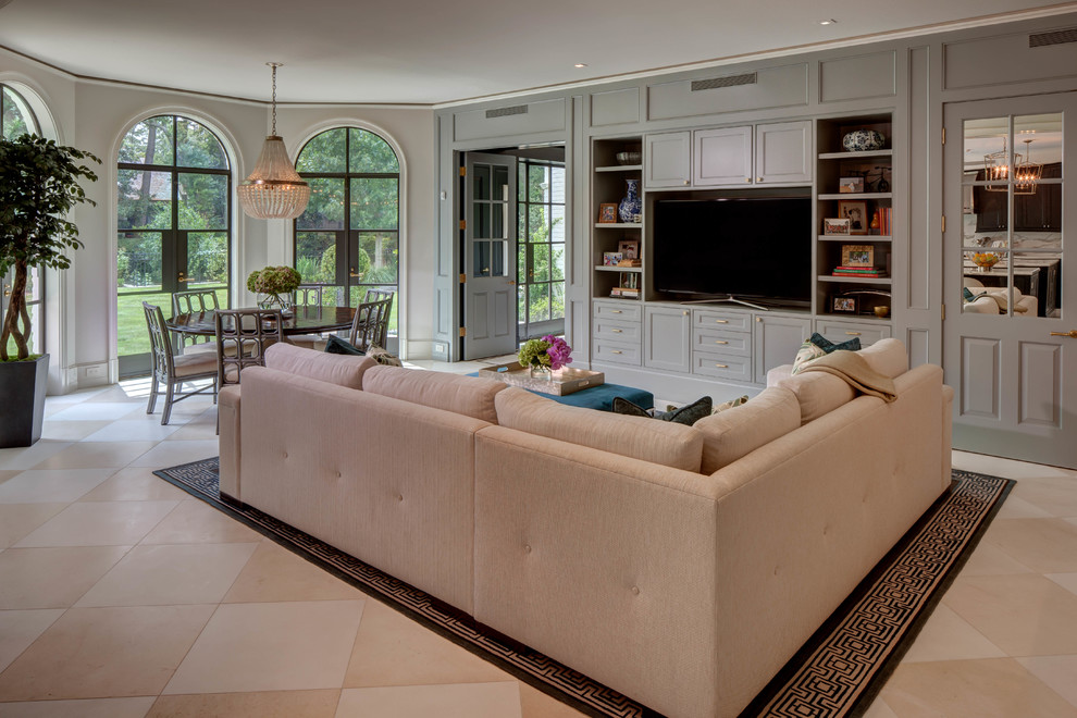 Foto de sala de estar con biblioteca abierta clásica renovada con paredes beige, suelo de baldosas de cerámica y pared multimedia