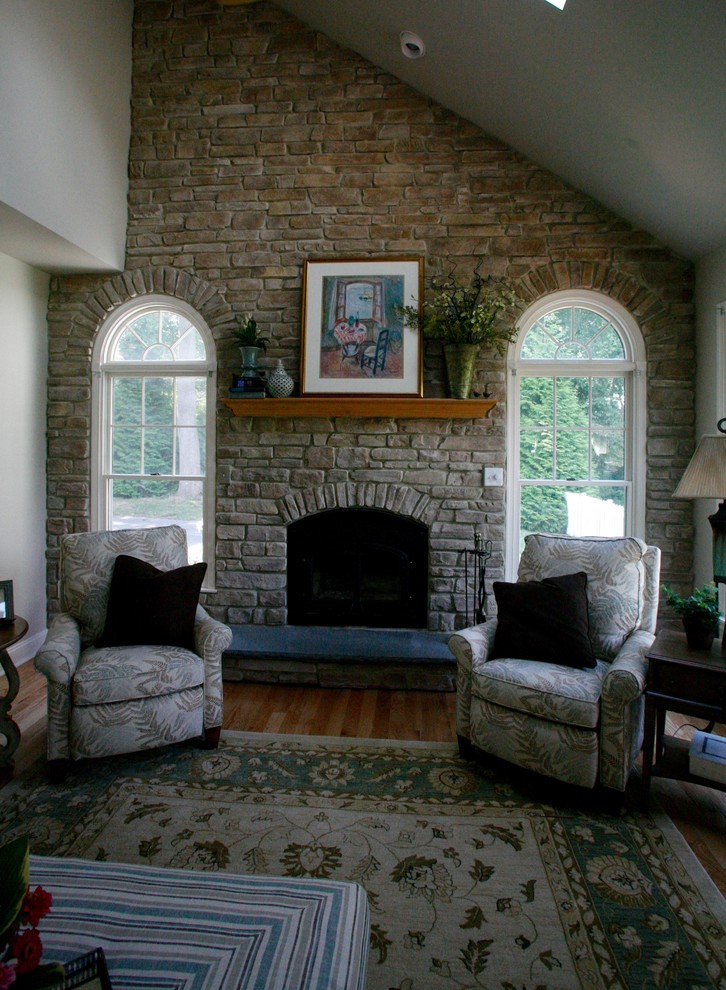 Источник вдохновения для домашнего уюта: гостиная комната в классическом стиле с бежевыми стенами, фасадом камина из камня и стандартным камином