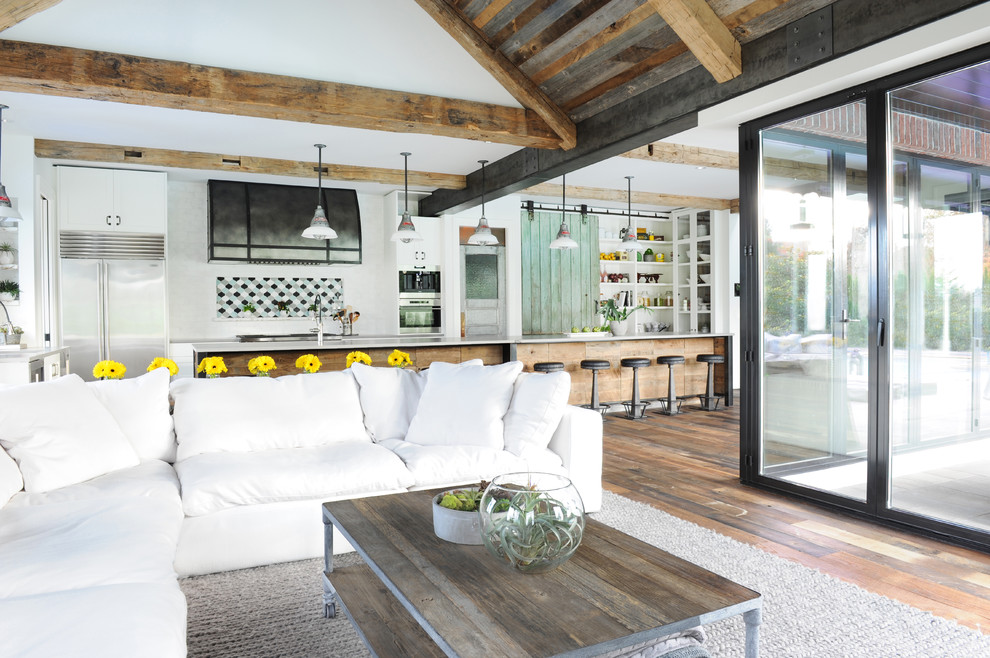 Geräumiges, Offenes Landhaus Wohnzimmer ohne Kamin mit dunklem Holzboden, braunem Boden und weißer Wandfarbe in Vancouver