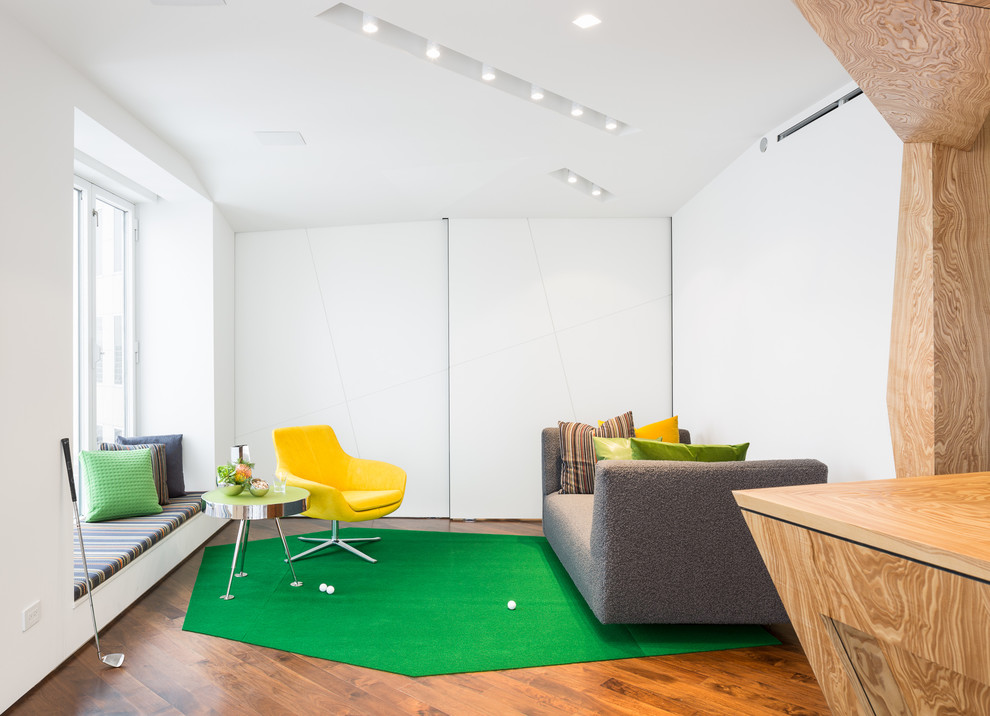 Foto di un soggiorno minimalista di medie dimensioni e chiuso con pareti bianche e pavimento in legno massello medio