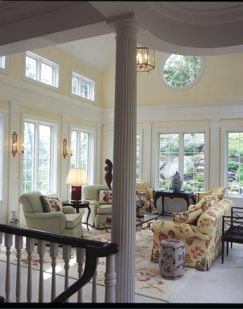 Пример оригинального дизайна: большая изолированная гостиная комната в классическом стиле с желтыми стенами и ковровым покрытием без камина, телевизора