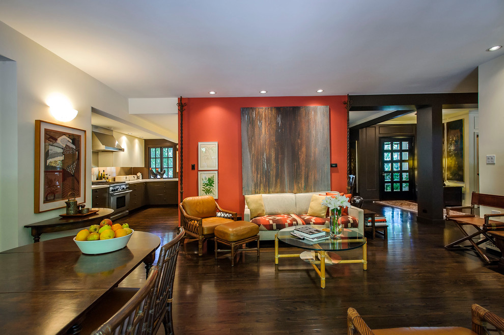 Esempio di un soggiorno classico aperto e di medie dimensioni con pareti arancioni, parquet scuro e pavimento marrone