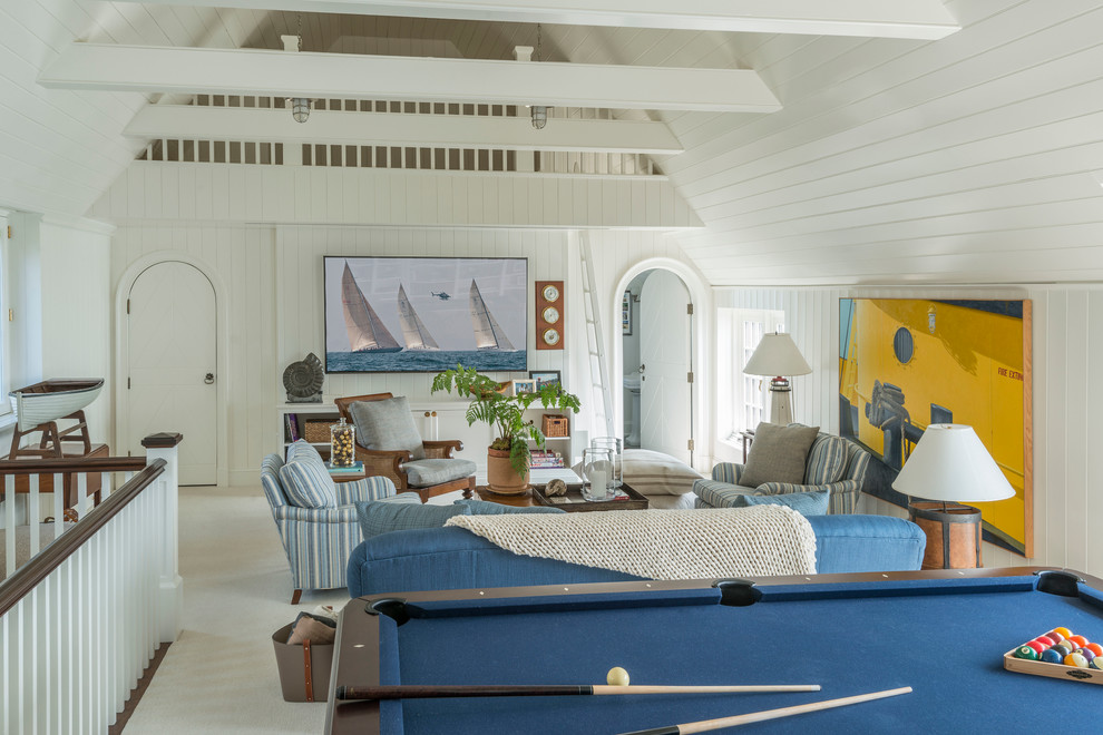 Стильный дизайн: гостиная комната в морском стиле с белыми стенами, ковровым покрытием и ковром на полу без камина - последний тренд