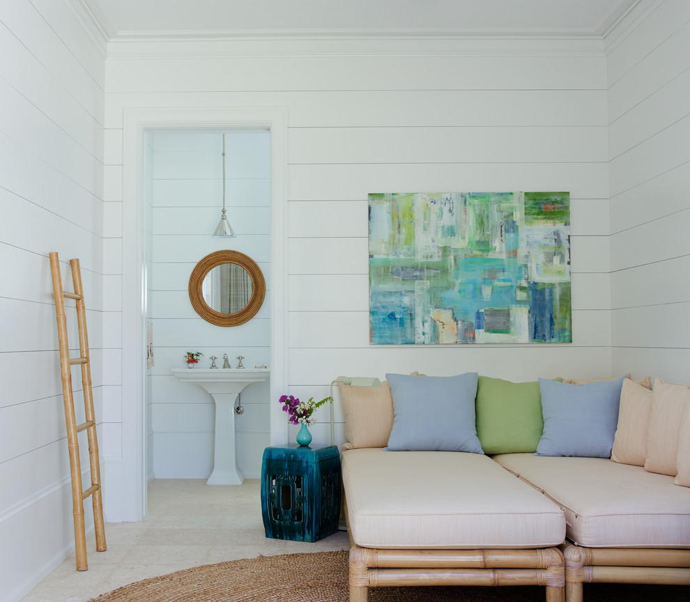 Immagine di un piccolo soggiorno stile marinaro con pareti bianche