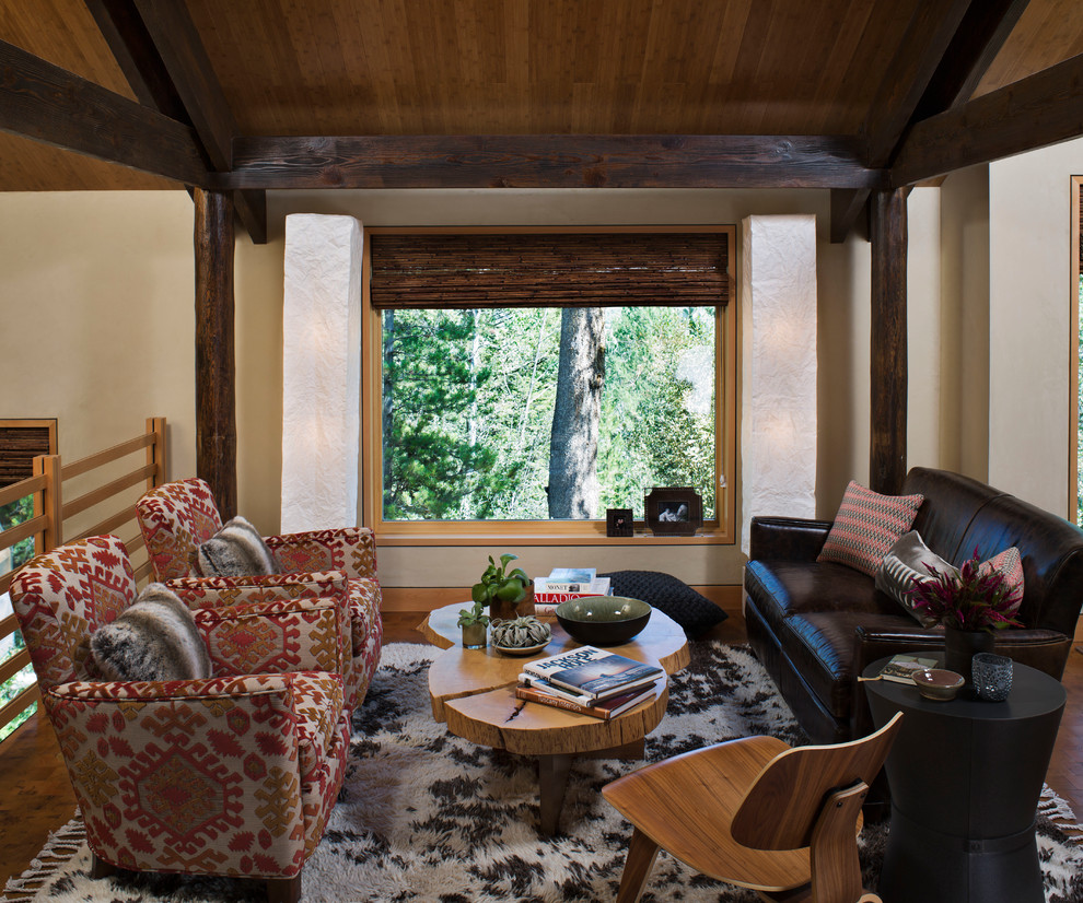 Immagine di un soggiorno stile rurale di medie dimensioni e stile loft con pareti beige, pavimento in bambù, nessun camino, nessuna TV e pavimento beige
