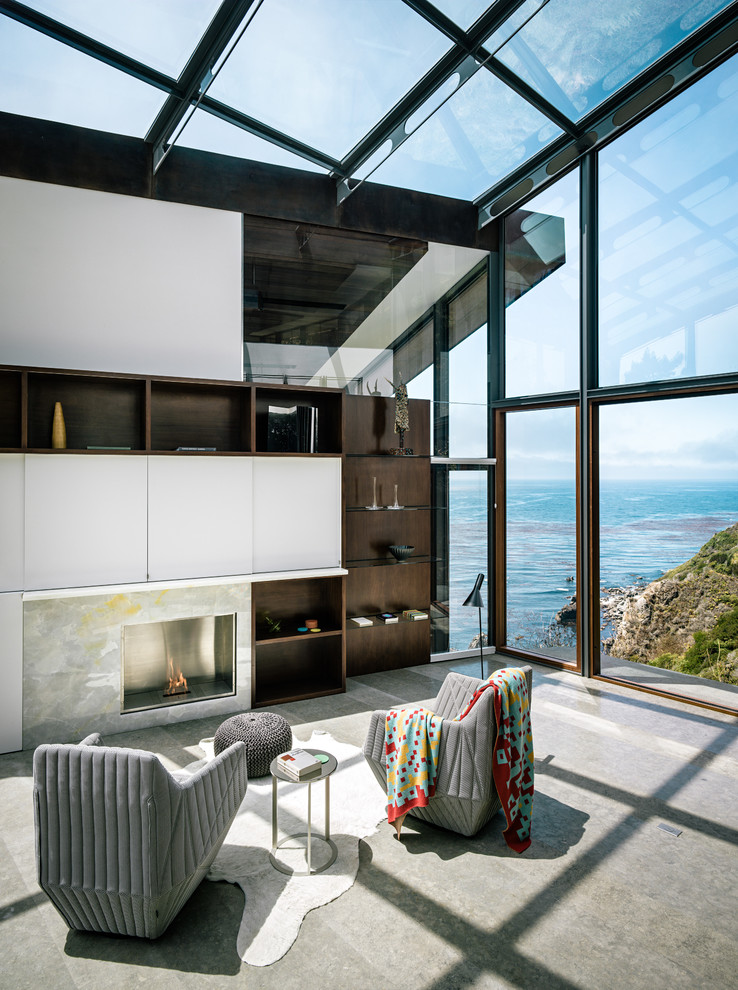 Diseño de sala de estar contemporánea de tamaño medio sin televisor con suelo de cemento, todas las chimeneas, marco de chimenea de metal, suelo gris y alfombra
