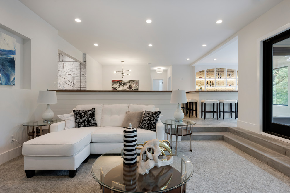 Cette photo montre une petite salle de séjour moderne ouverte avec un bar de salon, un mur blanc, moquette et un sol gris.
