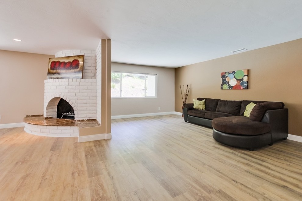 Immagine di un soggiorno minimal con pareti marroni e pavimento in laminato