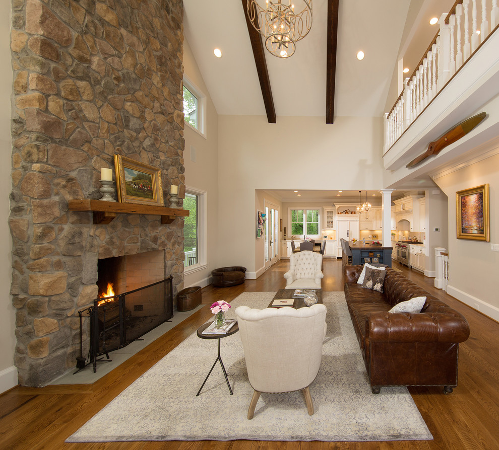 Imagen de sala de estar abierta de estilo americano pequeña con marco de chimenea de piedra