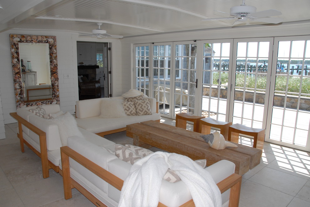 Immagine di un grande soggiorno tropicale aperto con pareti bianche, pavimento in gres porcellanato, nessun camino e nessuna TV