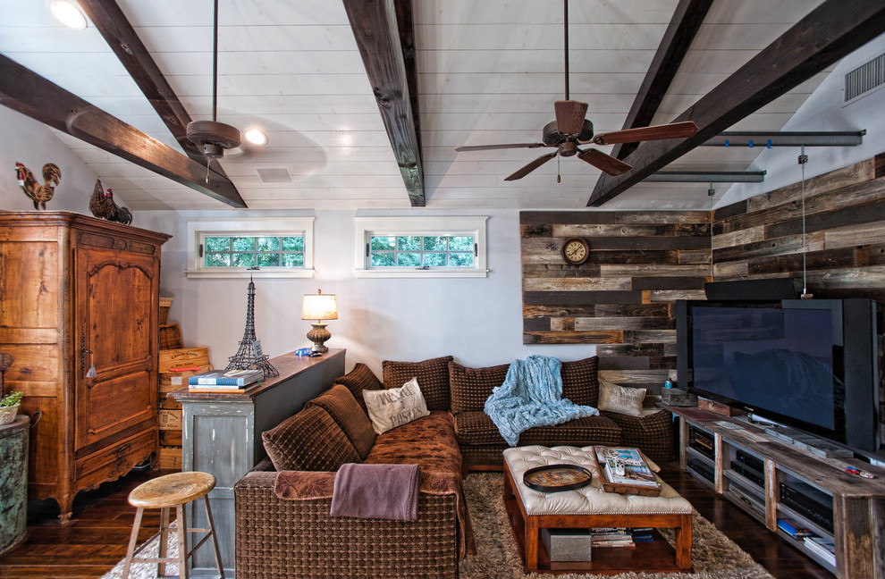 Klassisches Wohnzimmer ohne Kamin mit weißer Wandfarbe, dunklem Holzboden und freistehendem TV in Los Angeles
