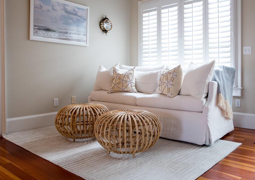 Modelo de sala de estar abierta marinera pequeña con paredes beige, suelo de madera oscura y suelo marrón