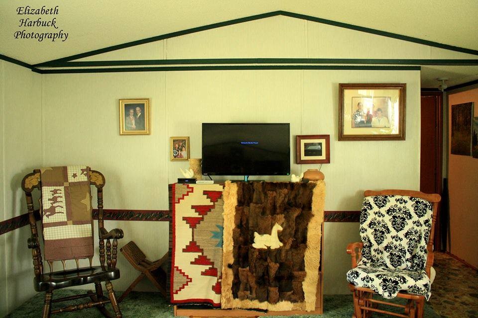 Пример оригинального дизайна: открытая гостиная комната среднего размера в стиле фьюжн с бежевыми стенами, ковровым покрытием и отдельно стоящим телевизором без камина