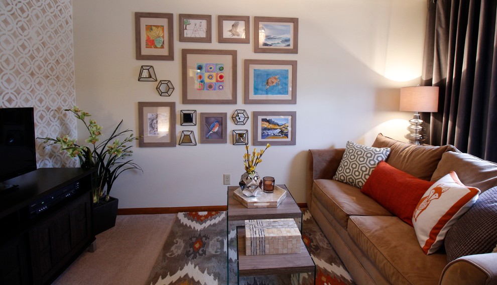 На фото: маленькая изолированная гостиная комната в современном стиле с бежевыми стенами, ковровым покрытием и отдельно стоящим телевизором для на участке и в саду с