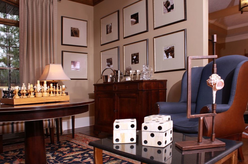 Ejemplo de sala de juegos en casa cerrada contemporánea de tamaño medio sin chimenea y televisor con paredes beige y suelo de madera en tonos medios