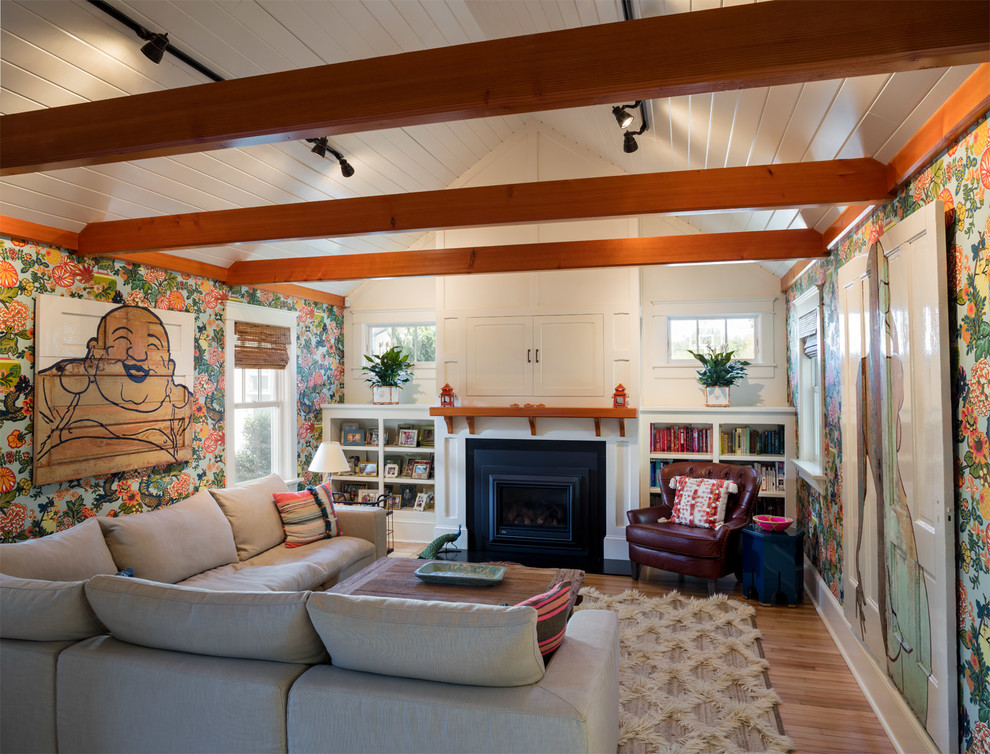Diseño de sala de estar campestre con suelo de madera en tonos medios, todas las chimeneas, suelo marrón y paredes multicolor