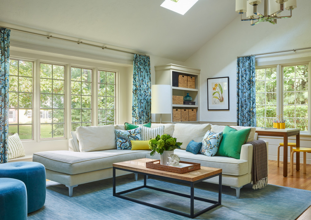 Foto de sala de estar abierta y abovedada clásica renovada de tamaño medio con paredes blancas, suelo de madera en tonos medios y suelo marrón