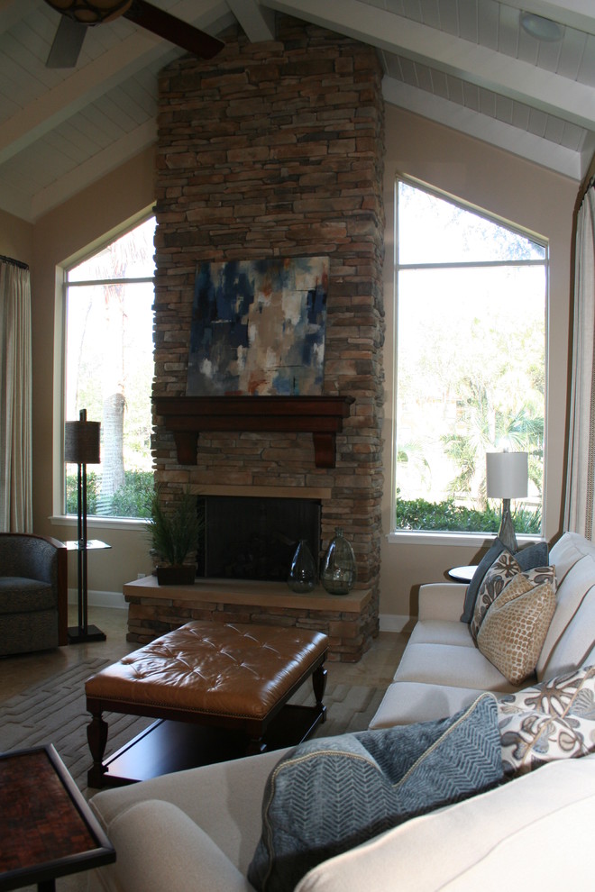 Großes, Offenes Klassisches Wohnzimmer mit beiger Wandfarbe, Kamin, Kaminumrandung aus Stein, Keramikboden und TV-Wand in Jacksonville