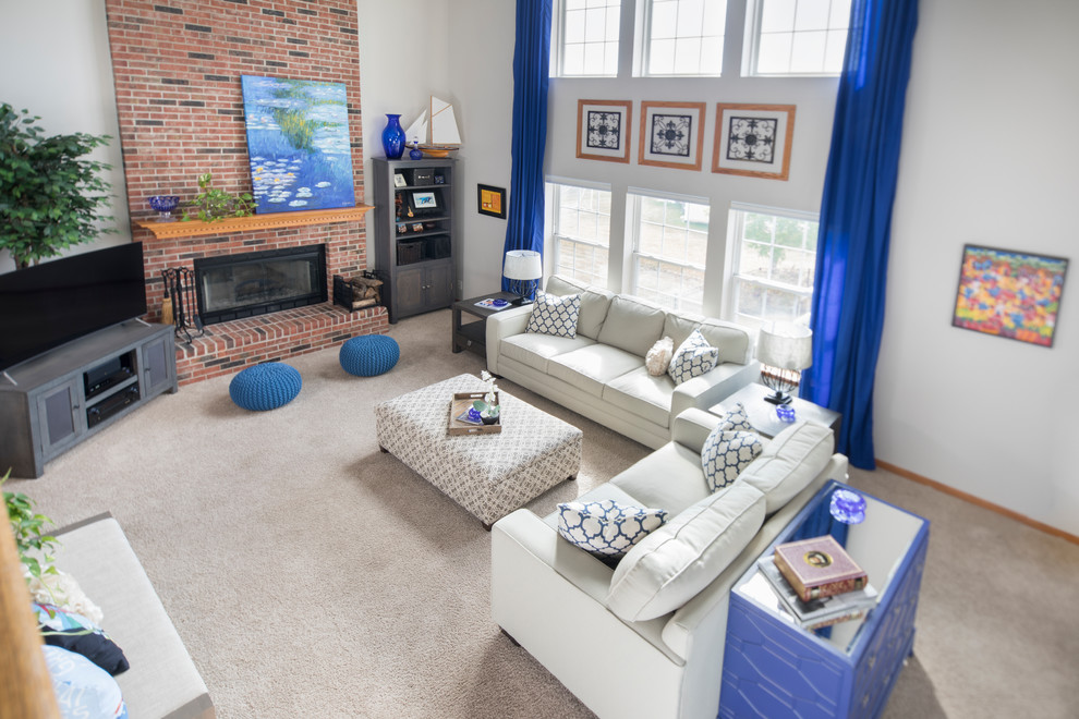 Exemple d'une salle de séjour chic de taille moyenne et ouverte avec un mur blanc, moquette, une cheminée standard, un manteau de cheminée en brique, un téléviseur indépendant et un sol gris.