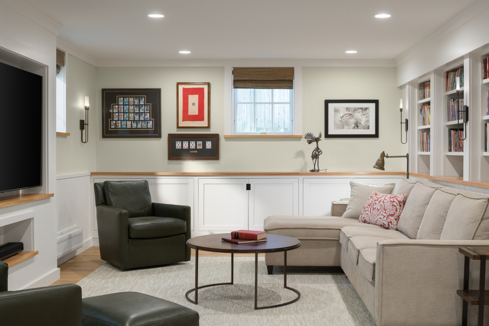 Foto di un soggiorno design di medie dimensioni e aperto con sala giochi, pareti multicolore, pavimento in legno massello medio e parete attrezzata