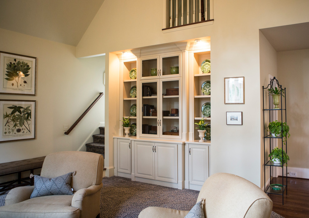 Diseño de sala de estar abierta tradicional grande con paredes beige, moqueta, todas las chimeneas, marco de chimenea de ladrillo y televisor colgado en la pared