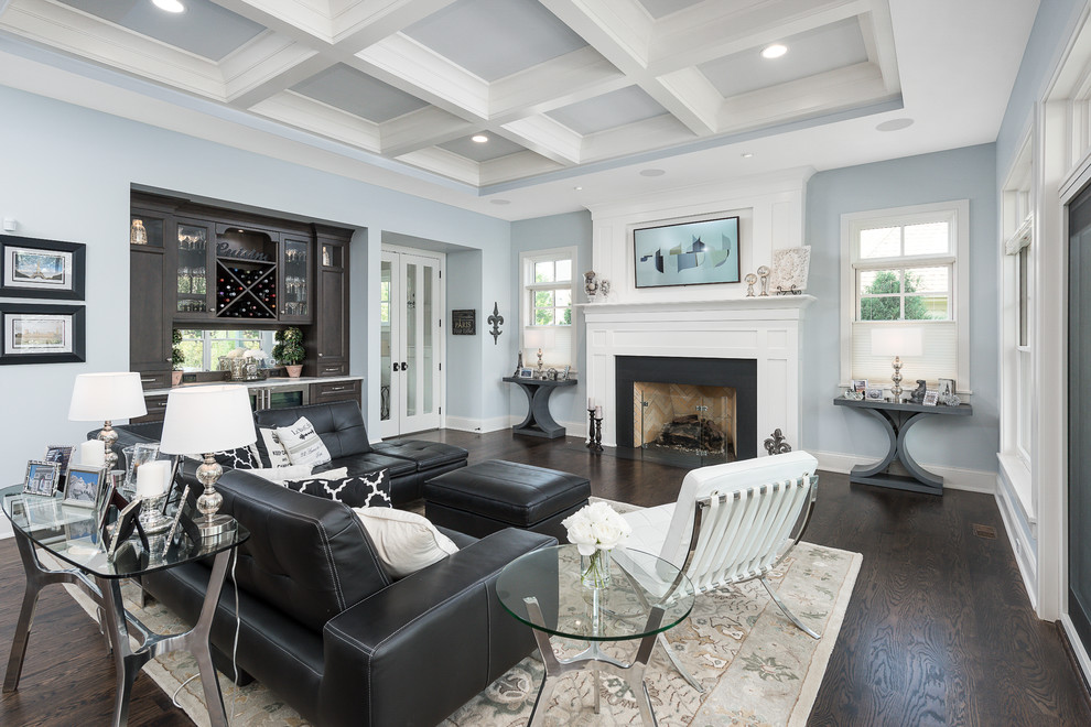 Fernseherloses Klassisches Wohnzimmer mit Hausbar, blauer Wandfarbe, dunklem Holzboden, Kamin und braunem Boden in Chicago