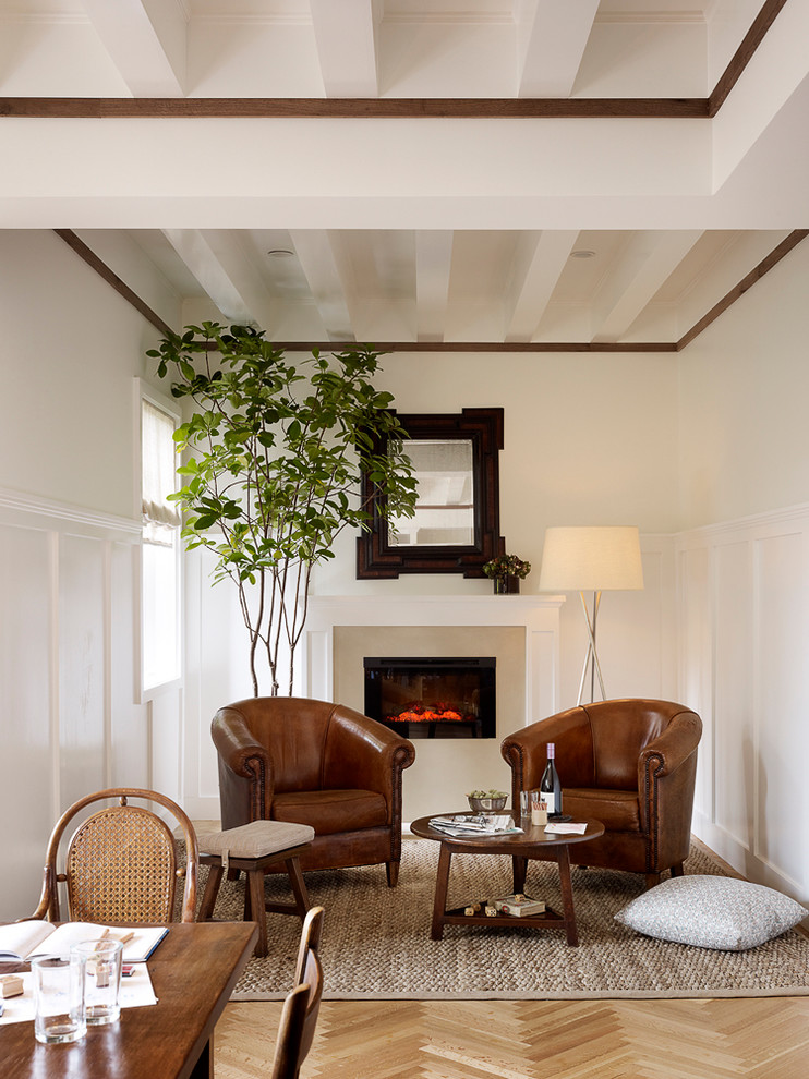 Ispirazione per un soggiorno tradizionale con pareti beige, pavimento in legno massello medio, camino lineare Ribbon e tappeto