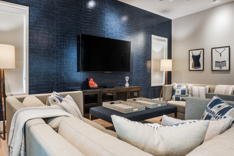 Imagen de sala de estar cerrada marinera sin chimenea con paredes azules y televisor colgado en la pared