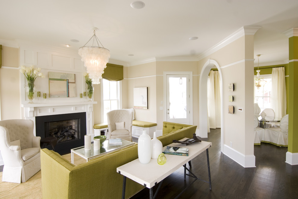 Aménagement d'une salle de séjour contemporaine ouverte avec un mur beige, parquet foncé, une cheminée standard, aucun téléviseur et un sol marron.