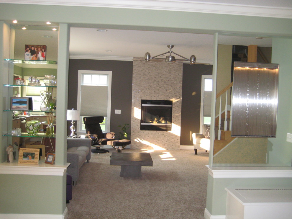 Exemple d'une salle de séjour moderne de taille moyenne et ouverte avec un mur gris, moquette, un manteau de cheminée en carrelage, un téléviseur fixé au mur et une cheminée standard.