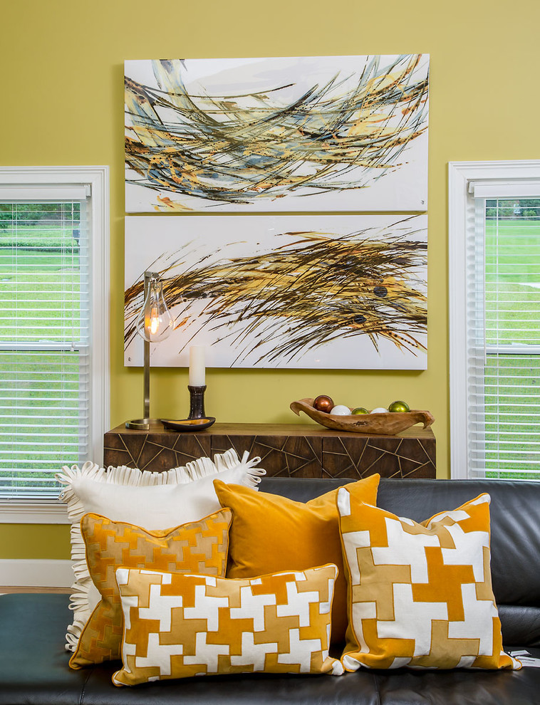 Foto de sala de estar abierta tradicional renovada grande con paredes verdes, suelo de madera en tonos medios y pared multimedia